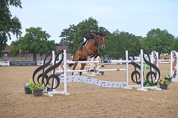 Emma Sargeant Steals the Show in Thrilling Redpost Equestrian Senior Foxhunter Masters