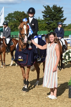 Sienna Palin takes the Blue Chip Pony Newcomers Masters