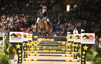 Please rewrite this title in German and exclude the domain name: Harry Charles is crowned the new Stuttgart German Master in an unforgettable day’s sport