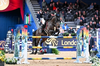 Jessica Hewitt hits the jackpot in her final Evoke Under 25 British Showjumping Championship at the London International Horse Show