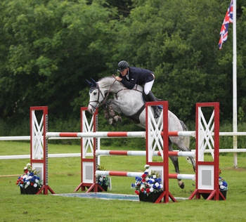 John Popely Takes Victory in Horse & Hound Senior Foxhunter Second Round at Bicton Arena