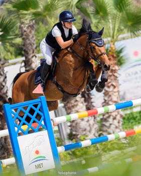 Laura Renwick begins the Autumn MET 1 tour with a victory double in Oliva Nova
